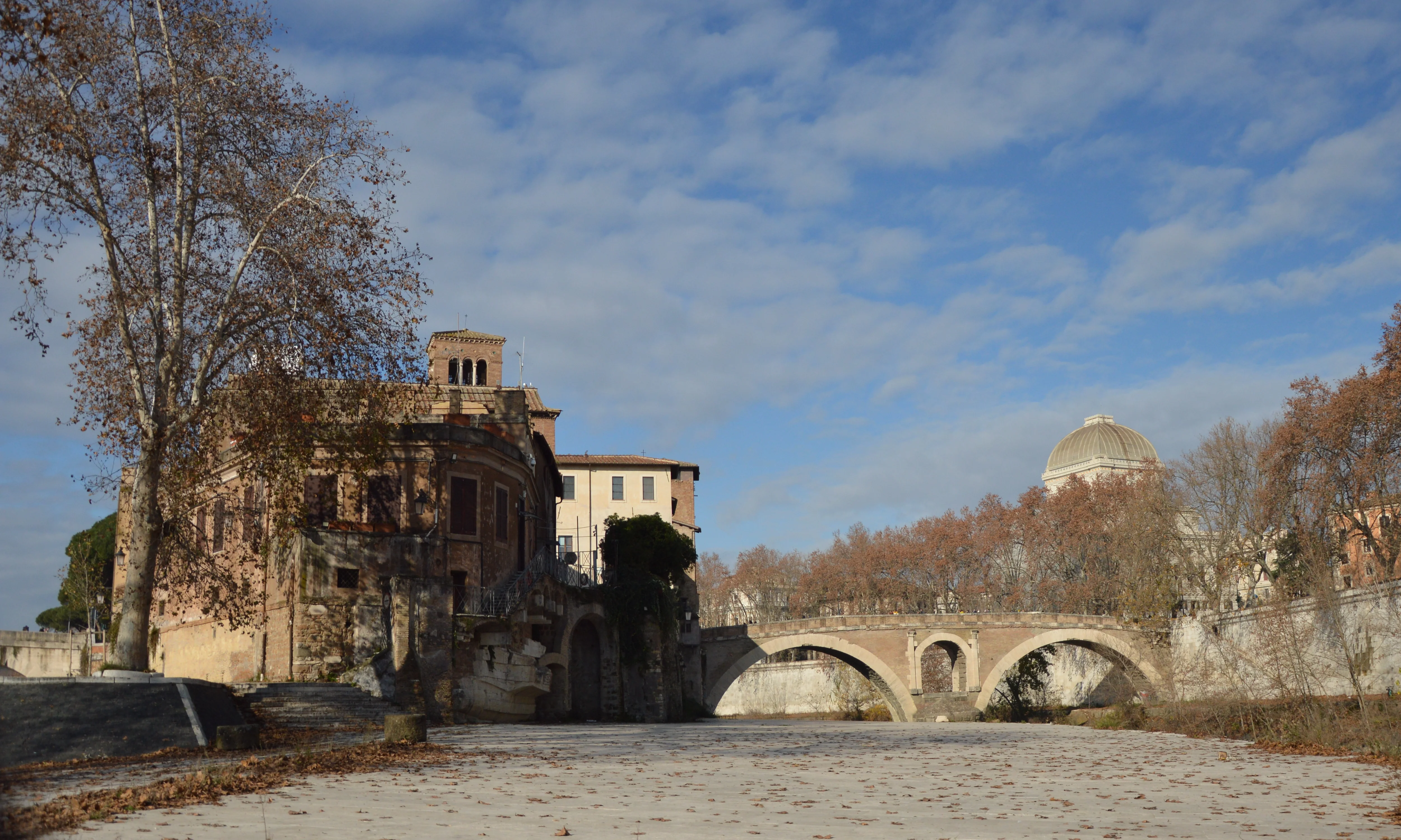 Isola Tiberina, Rome | Zoompit