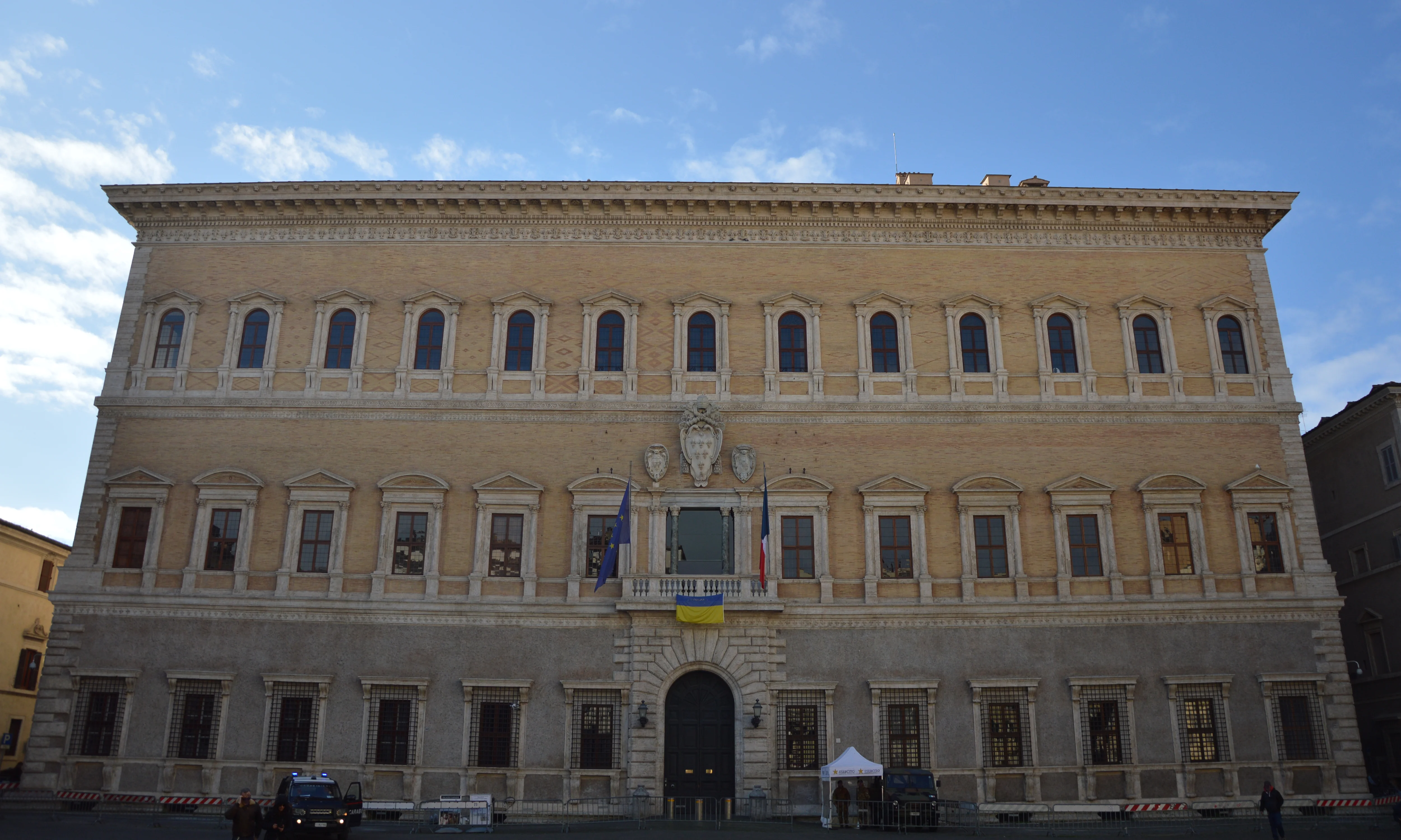 Piazza Farnese, Rome | Zoompit