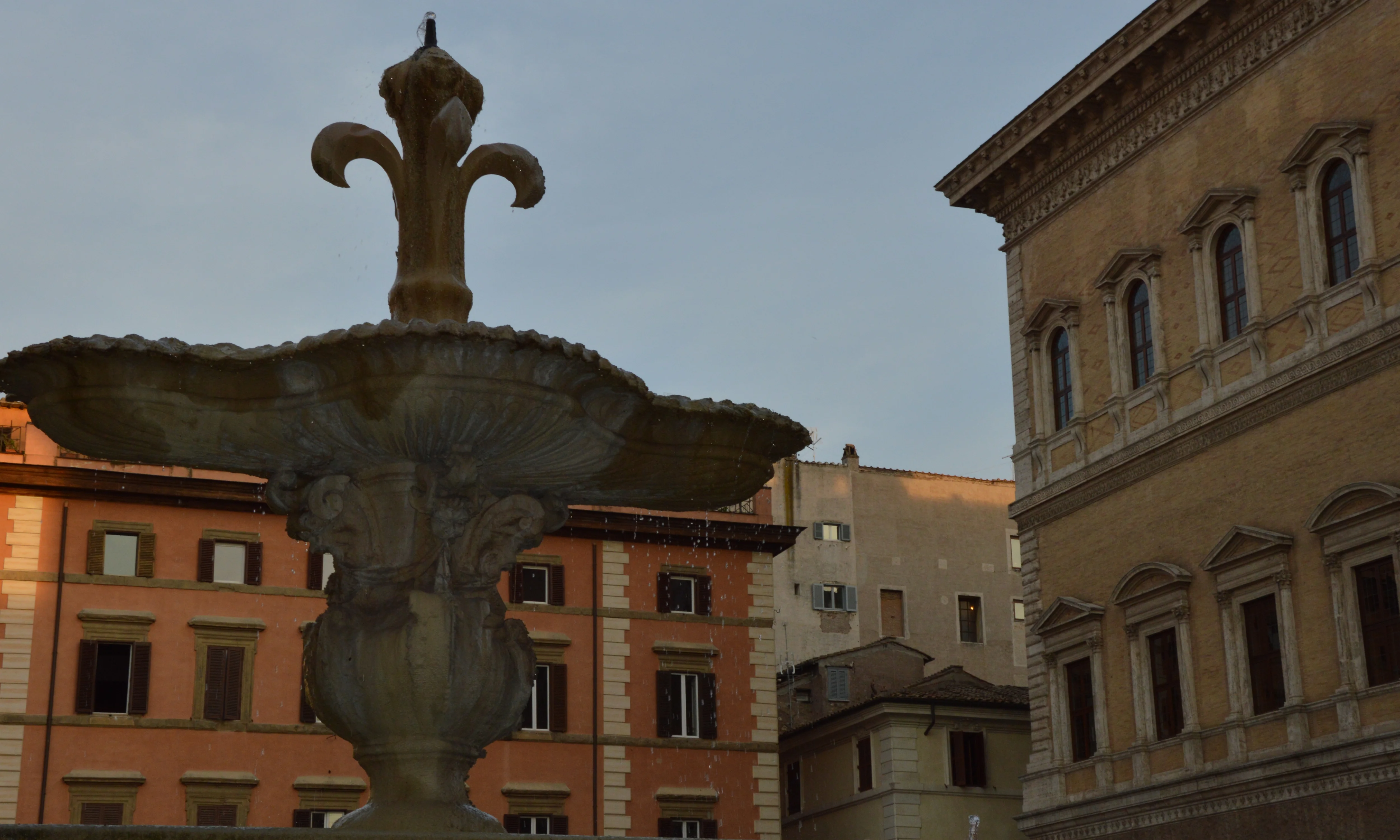 Piazza Farnese, Rome | Zoompit