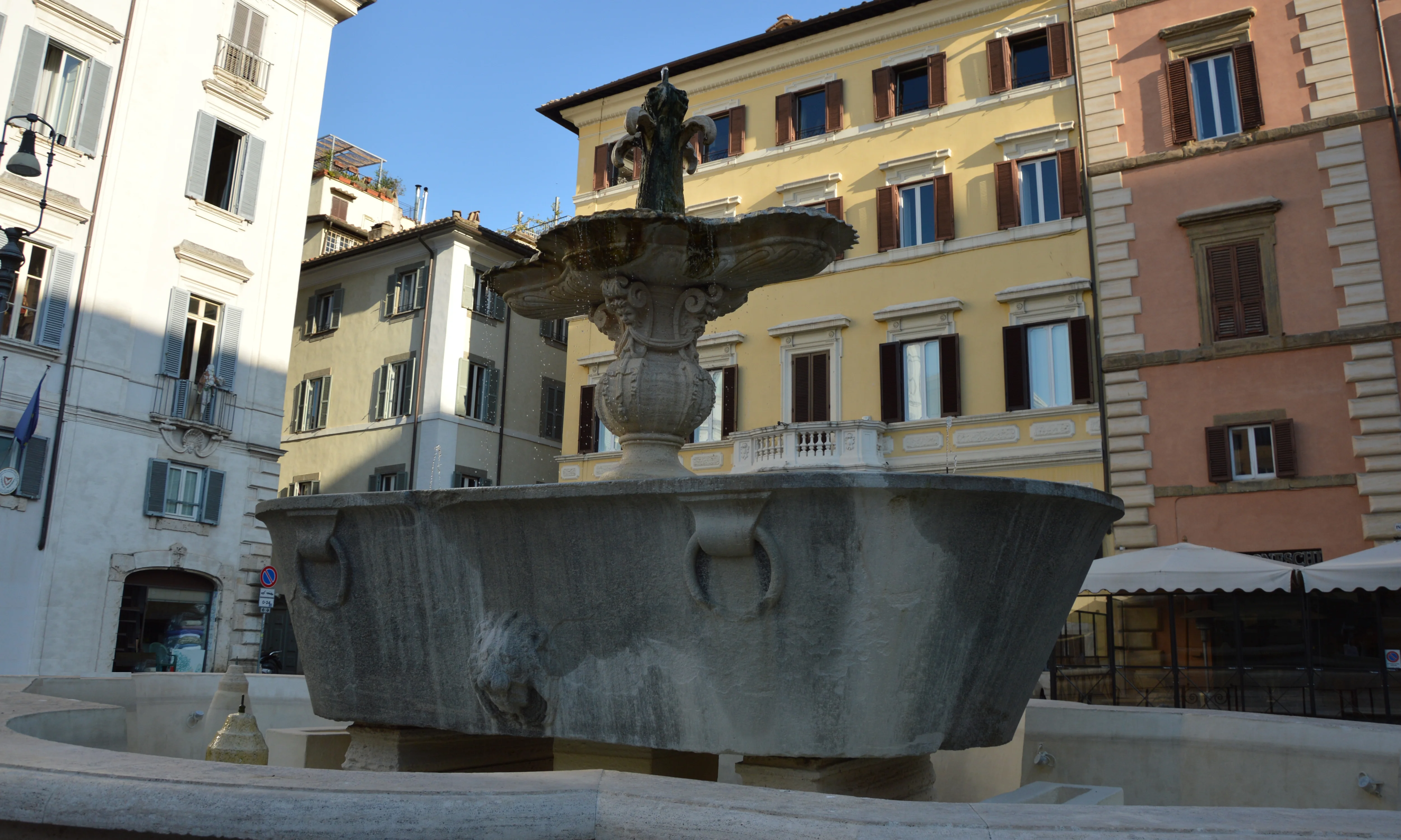 Piazza Farnese, Rome | Zoompit