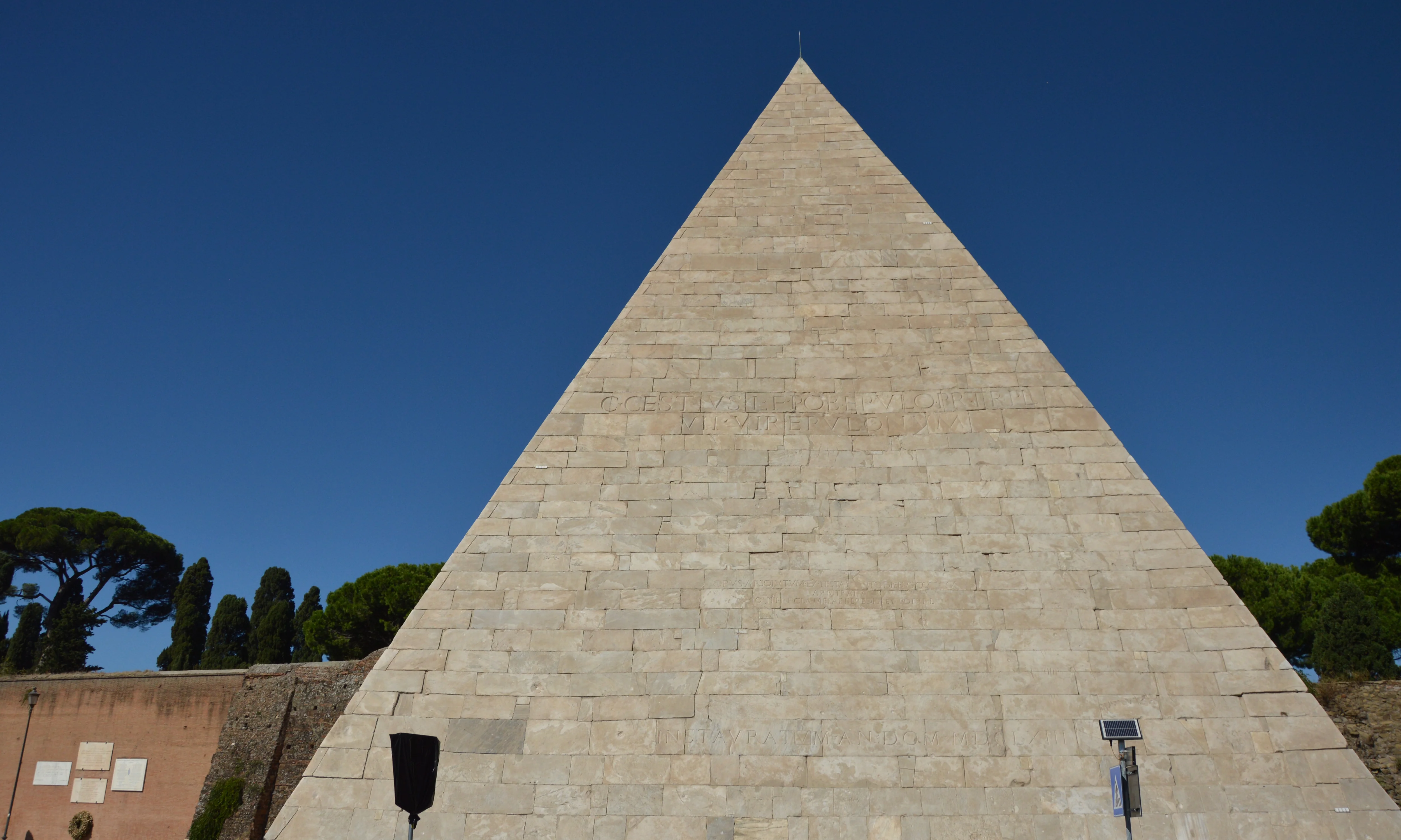 Piramide Cestia, Rome | Zoompit